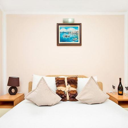 Apartments Mik5 - Famous Beach Jaz Budva Bagian luar foto