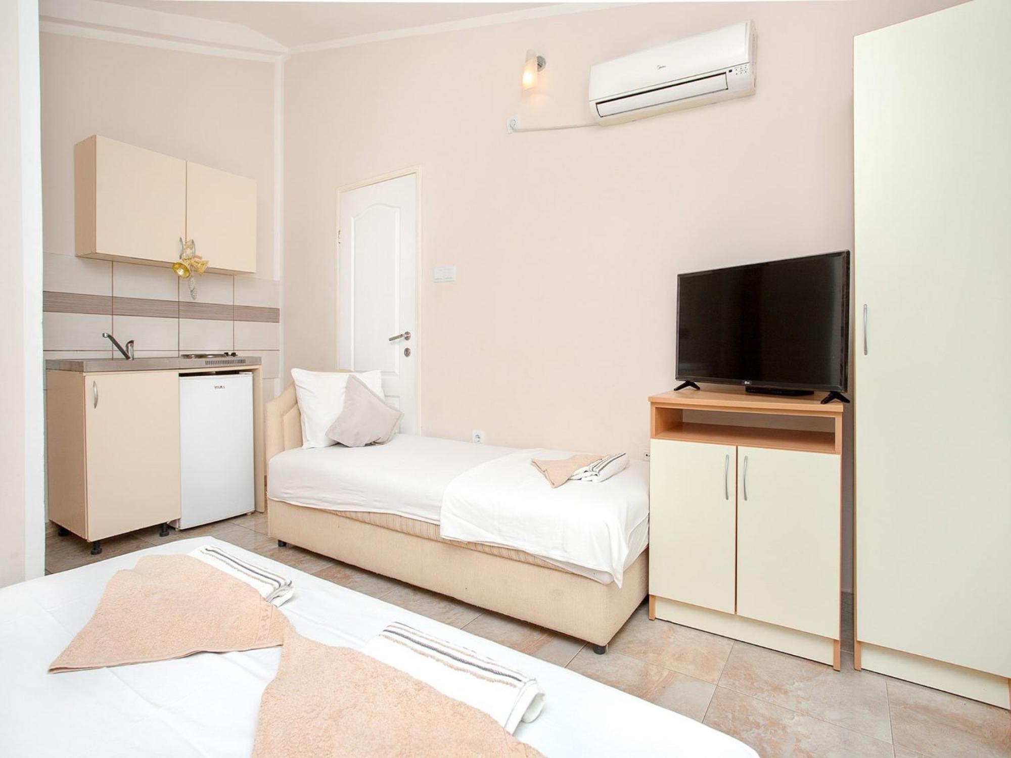 Apartments Mik5 - Famous Beach Jaz Budva Bagian luar foto