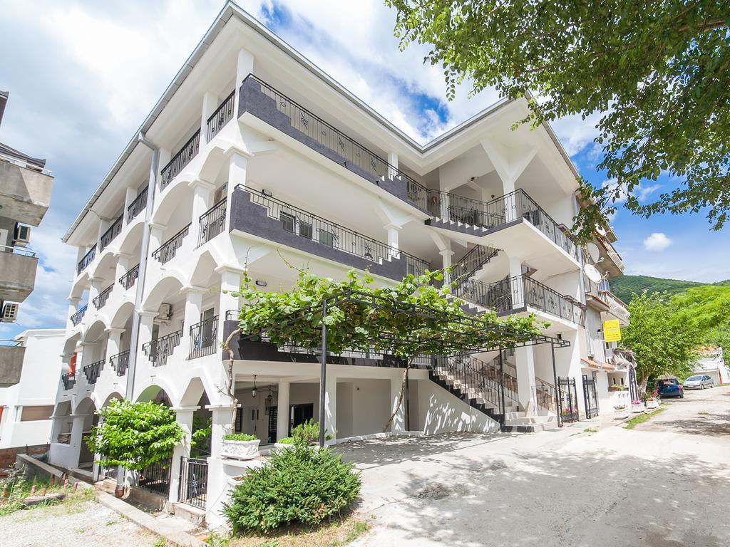 Apartments Mik5 - Famous Beach Jaz Budva Bagian luar foto